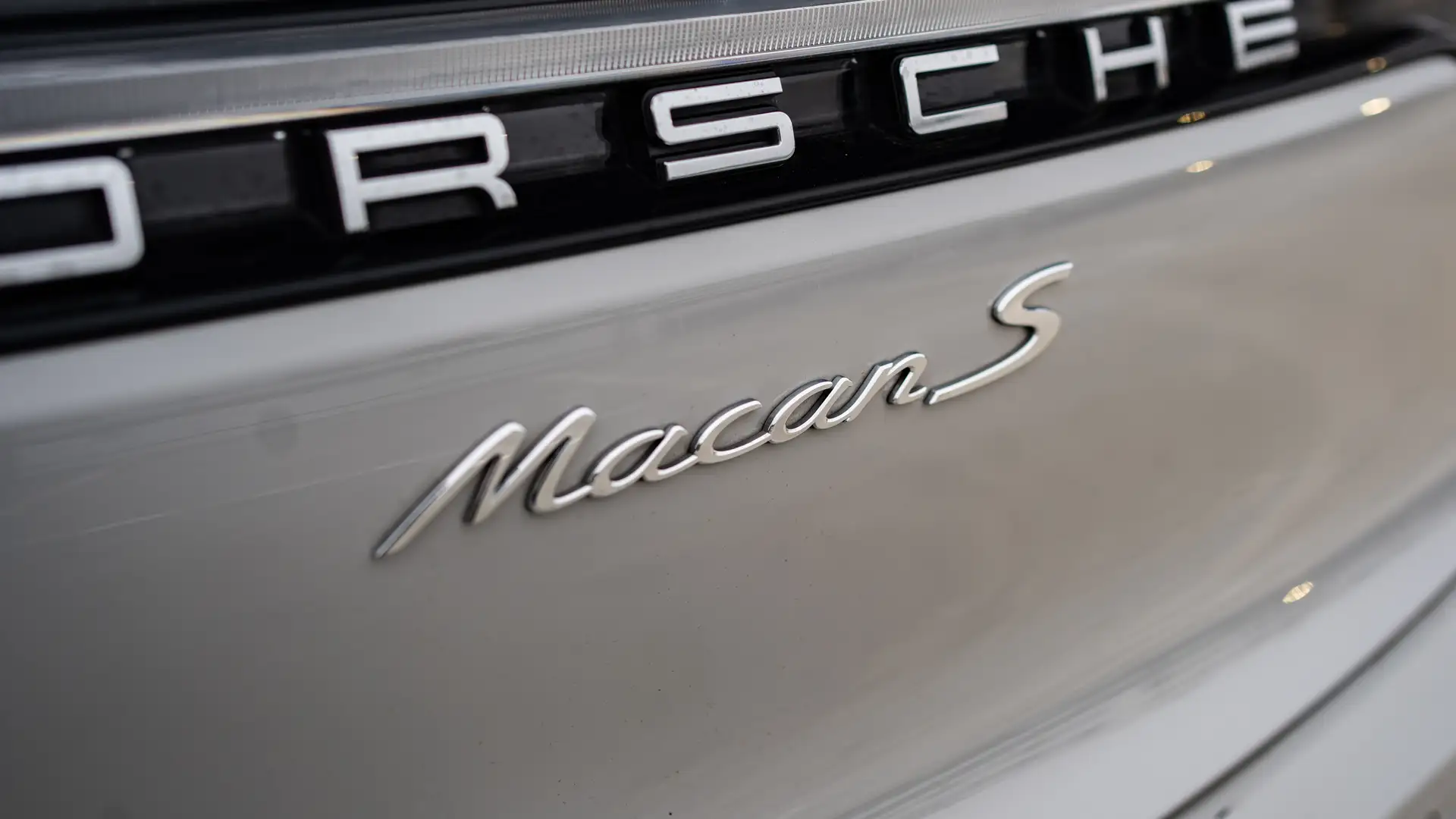 Der Schriftzug auf dem Heck unseres Porsche Macan S.